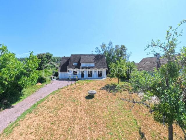 Maison familiale 7 pièces – Environ 130 m² – Grand jardin – Proche centre ville