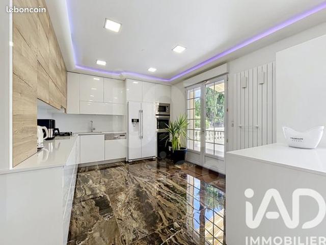 Maison familiale 8 pièces 313 m²