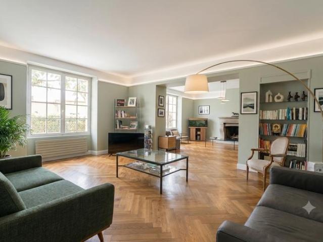 Maison familiale 9 pièces 6 chambres de 295m2 située dans un