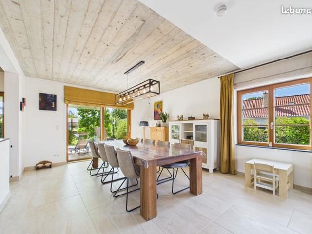 Maison haut de gamme, 6 chambres, 2 salles de bains, garage, jardin