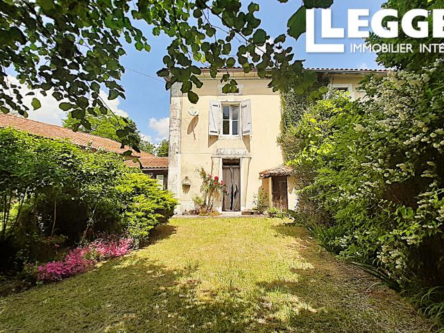 Maison habitable en pierre mitoyenne avec 3 chambres. Petite cour jardin, grange et champ