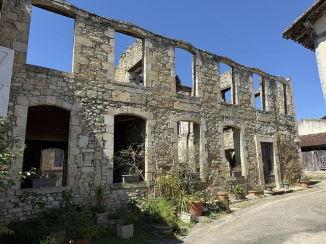 Maison historique avec dépendances à rénover et jardin dans