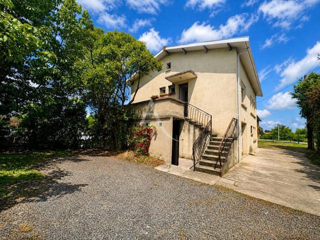 Maison divisée en 2 appartements + 2 grands garages de 46m²