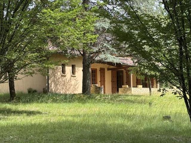 MAISON INDÉPENDANTE AU CALME AVEC TERRAIN BOISÉ PROCHE COMMERCES