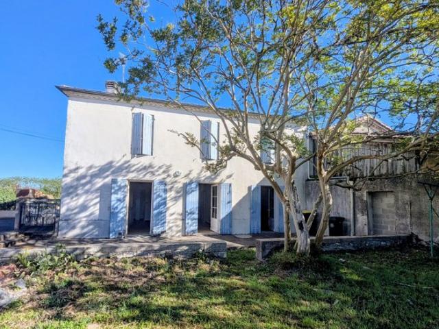 Maison indépendante avec trois chambres, garage double et jardi