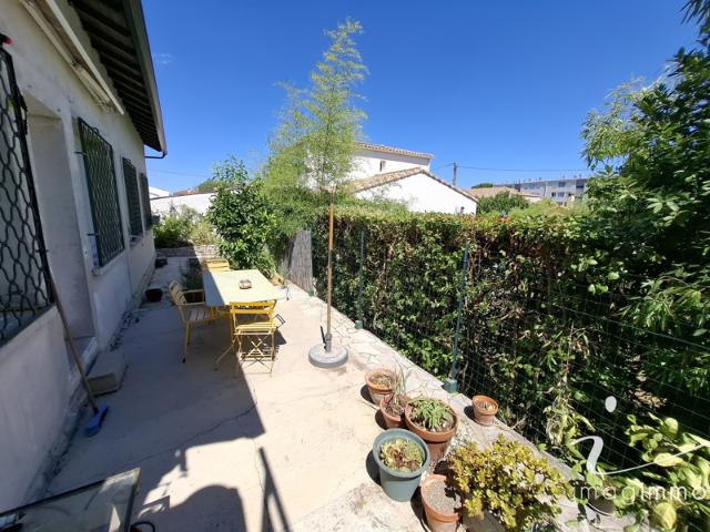 Maison indépendante de plain pied avec grand garage !