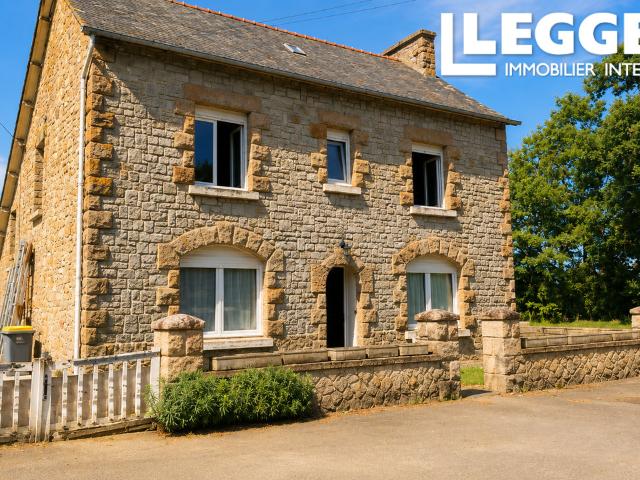 Maison indépendante de 4 chambres avec vastes dépendances et terrain de 5 000 m² Proche axe Rennes St Brieuc