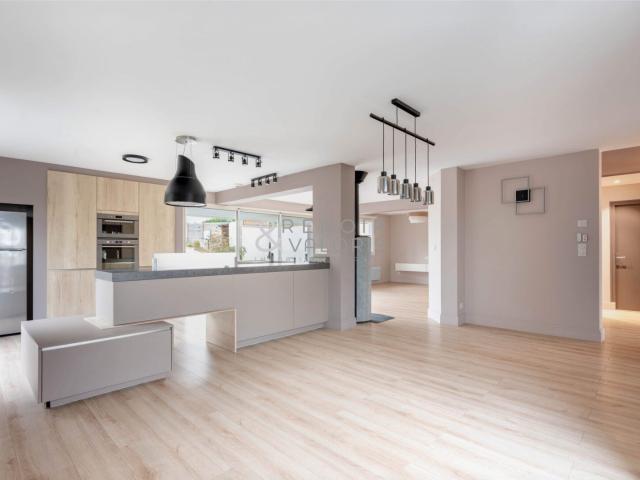 Maison indépendante de 6 chambres avec piscine et garage à Art