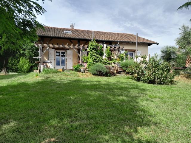 Maison indépendante en coteau avec piscine et parc arboré. 170m² Moissac