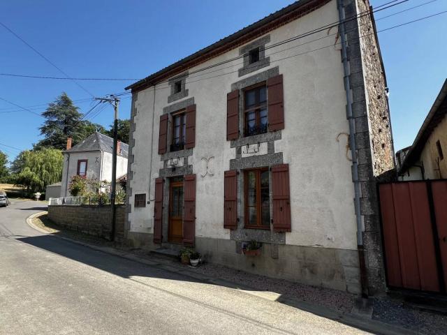 Maison indépendante en pierre avec deux chambres dans un village