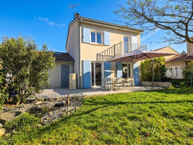 Maison individuelle avec 3 CH+ 2 bureaux et garage sur 325 m2 de terrain