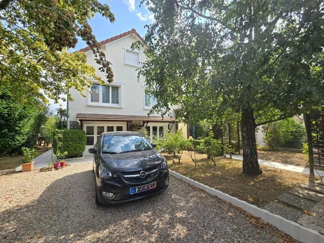 Maison individuelle avec 4 chambres, véranda et magnifique jardin 175 M2 utiles