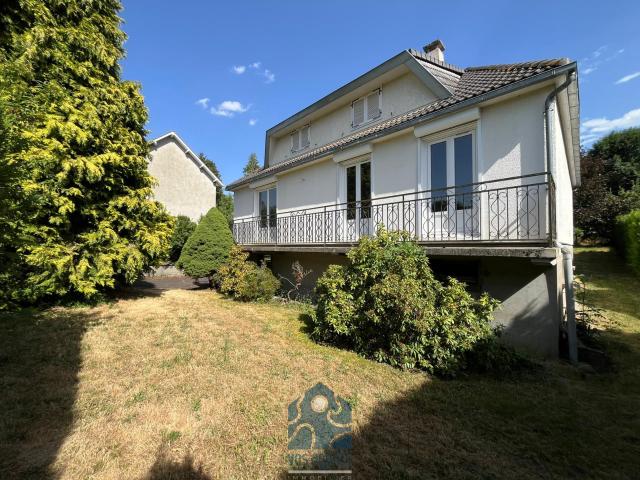 Maison individuelle avec annexes, garage et balcon