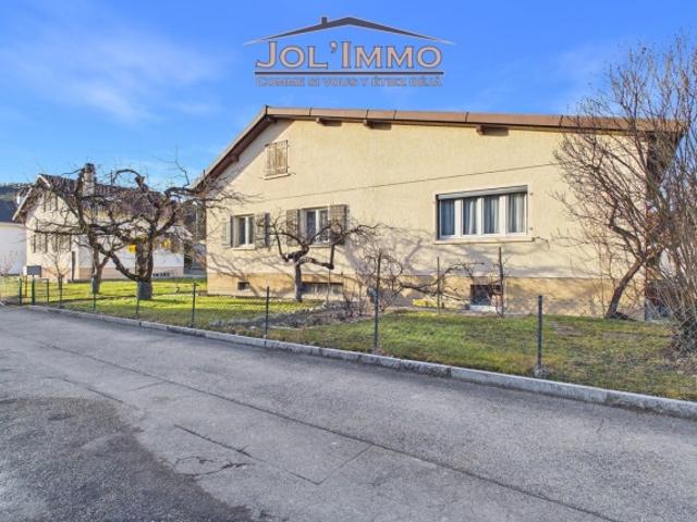 Maison individuelle avec beau potentiel dans quartier calme à Courrendlin