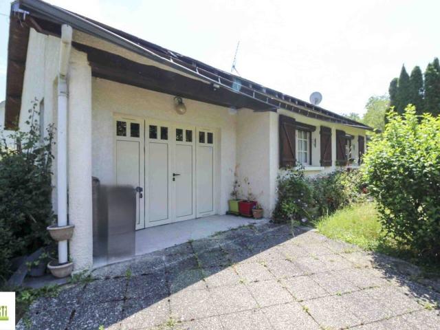 Maison individuelle avec garage et jardin