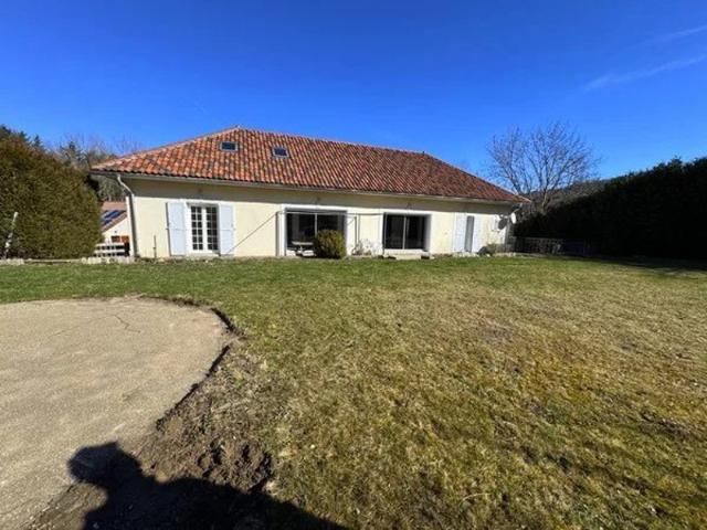 Maison individuelle avec garage et terrain attenant
