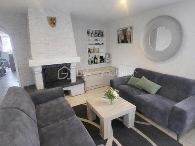 Maison individuelle avec garage jardin et local commercial
