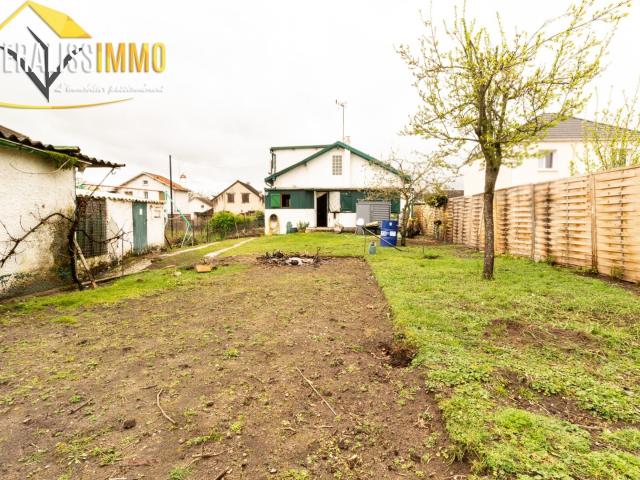 Maison individuelle avec grand jardin à rénover !