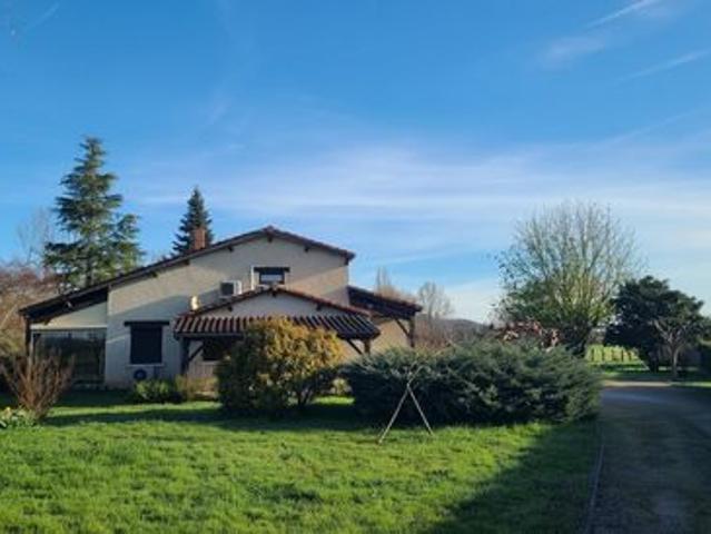 Maison individuelle avec grand terrain et vue dégagée sur le village de Lauzerte