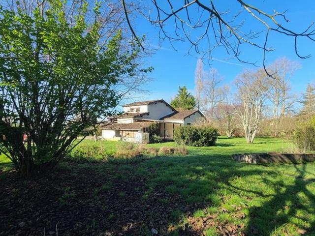 Maison individuelle avec grand terrain et vue dégagée sur le village de Lauzerte