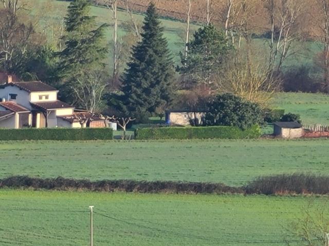 Maison individuelle avec grand terrain et vue dégagée sur le village de Lauzerte