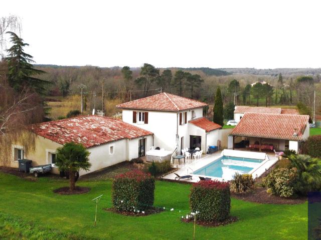 MAISON INDIVIDUELLE AVEC GRAND TERRAIN ET ETANG
