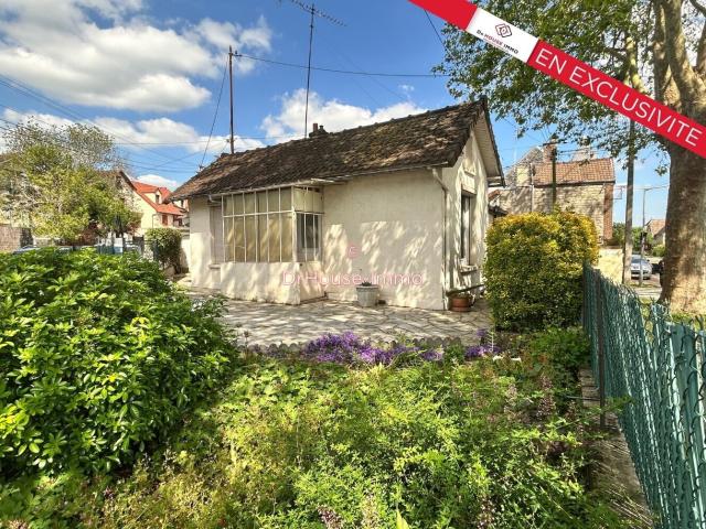 Maison individuelle avec jardin et garage, à deux pas des transports en commun et des commerces
