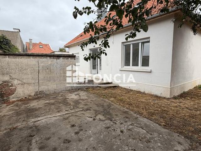 Maison individuelle avec jardin garage et parking