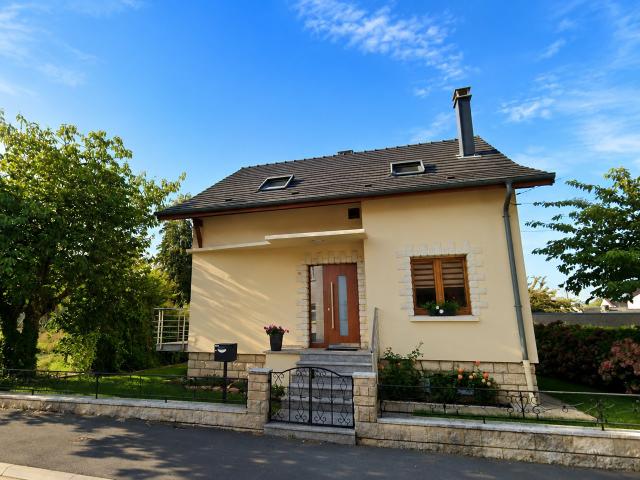 Maison individuelle avec jardin, 2 garages et sous sol aménagé