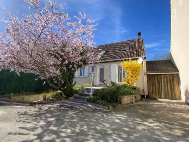 Maison individuelle avec sous sol total 5 pièces à vendre au Mée sur Seine Réf. 205