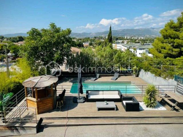 Maison individuelle avec piscine & appartement indépendant !