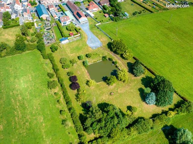 Maison individuelle avec piscine couverte sur une parcelle de 11 339m2 avec étang et garage