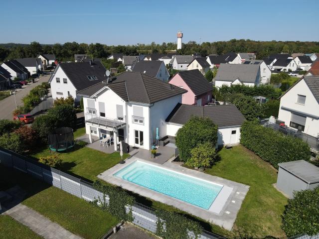Maison individuelle avec piscine et double garage à seulement 7 minutes en voiture de Bâle
