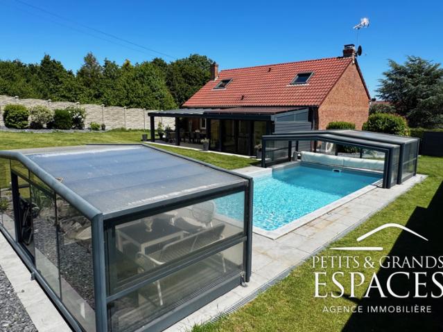 Maison individuelle avec piscine et prestations haut de gamm