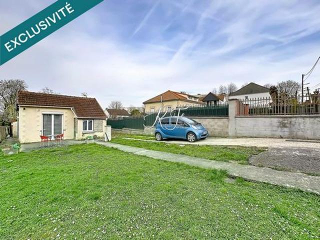 Maison individuelle avec un grand terrain
