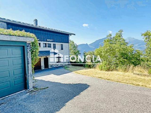 MAISON INDIVIDUELLE avec trois appartements et TERRAIN