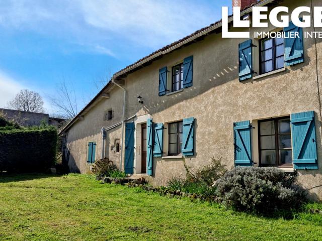 Maison individuelle, comprenant 3 chambres, 3 SDB, garage, atelier, studio et 1.6 hectare de terrain
