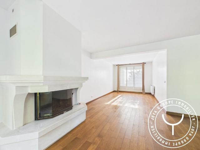 MAISON INDIVIDUELLE DANS PROPRIETE PRIVEE AVEC PISCINE