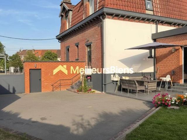Maison individuelle de caractère avec dépendance indépendante, garage et 4 stationnements