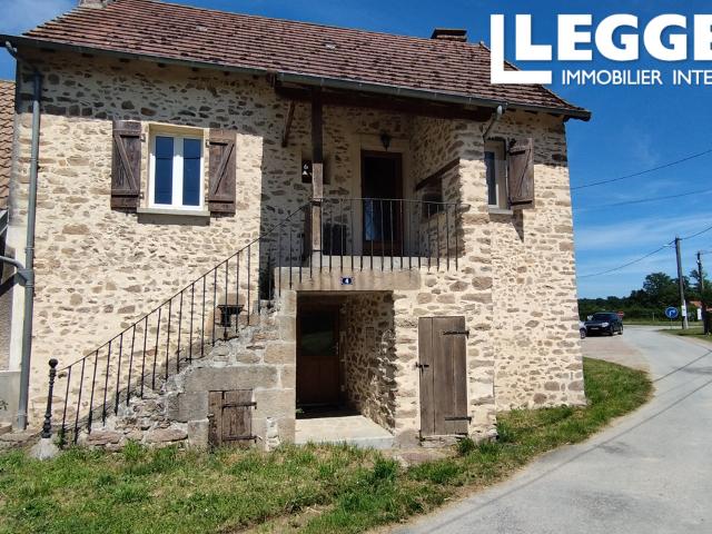 Maison de deux chambres, bien située du village et des commodités, avec un petit jardin