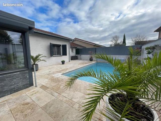 Maison individuelle de plain pied avec 4 chambres et piscine