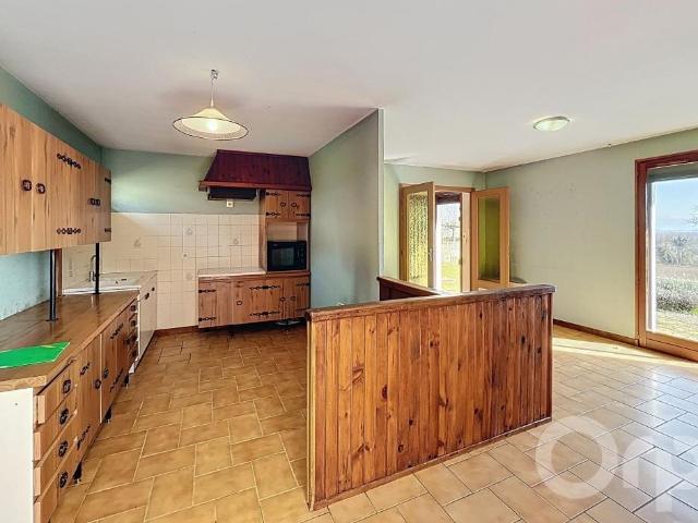 Maison individuelle de plain pied bordée par une rivière