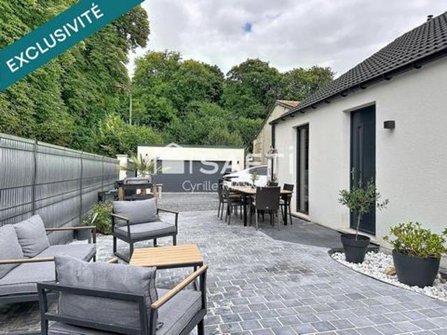 Maison individuelle de plain pied, garage double avec bureau, terrasses et jardin