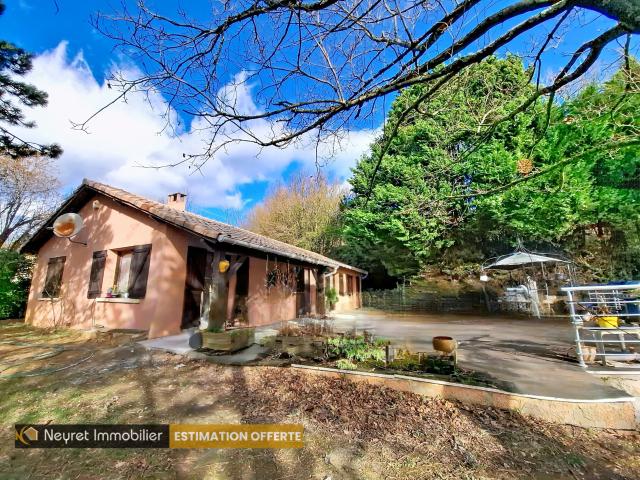 Maison individuelle de plain pied de 107m2, 4 chambres, 62m2 de garage, terrain de 1886 m2