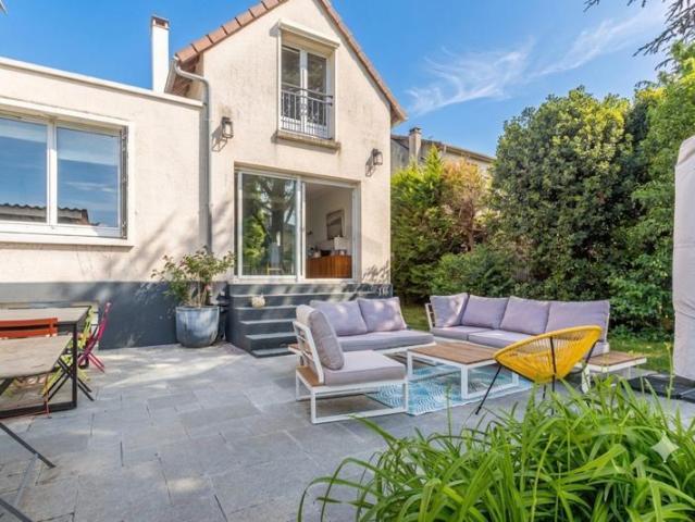 Maison individuelle de 219m2 avec terrasse et jardin, située