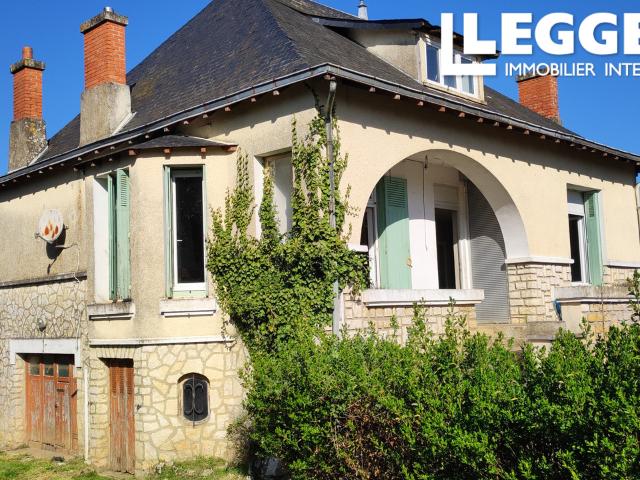 Maison individuelle de 3 chambres à rénover, située au cœur d'un village avec commerces, garage et jardin
