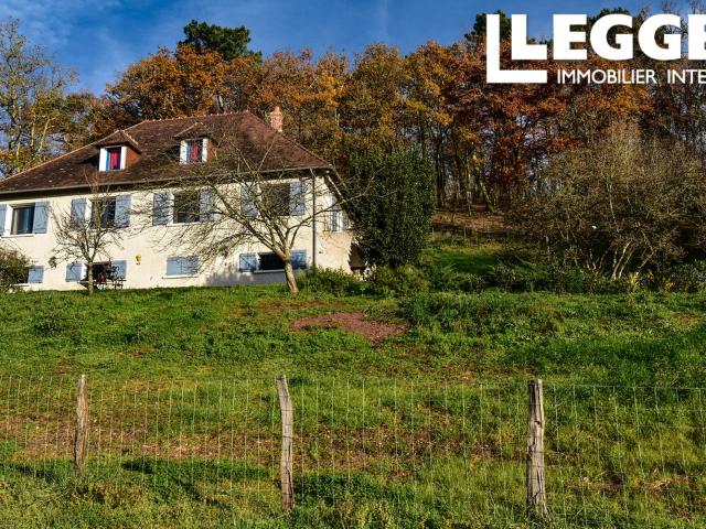 Maison individuelle de 4 chambres avec vue panoramique, garage, jardin clôturé et sécurisé et bois à la fronti