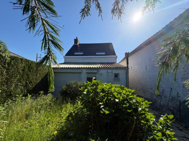 Maison individuelle de 93 m2 bâtie sur 329 m2 et terrain de 638 m2 avec garage