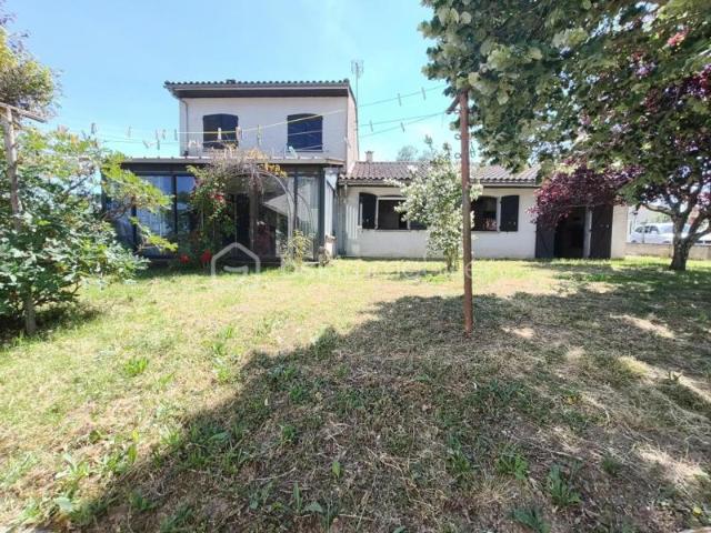 Maison individuelle, dépendances et terrain
