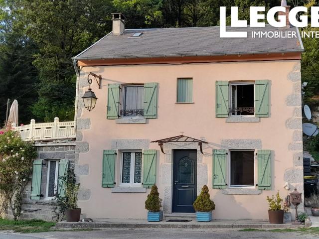 Maison individuelle en pierre et ardoise de 3 chambres, sur 5890m² de pelouse et de bois